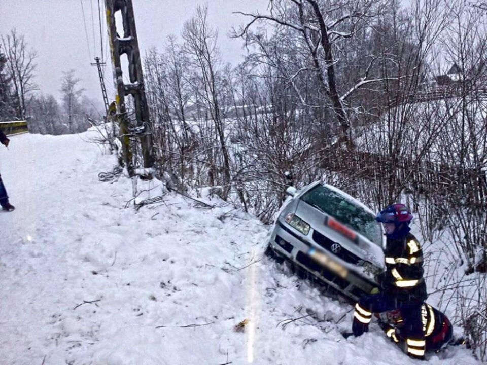Două persoane au fost salvate de pompieri, după ce au alunecat cu mașina într-o râpă