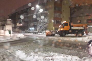 Toate cele 26 de utilaje de deszăpezire ale Diasil au acționat încă din timpul nopții Un exemplu demn de urmat - trotuarele au fost curățate de suceveni