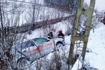 Pompierii au ancorat mașina și au reușit să-i scoată din interior pe cei doi ocupanți în condiții de siguranță