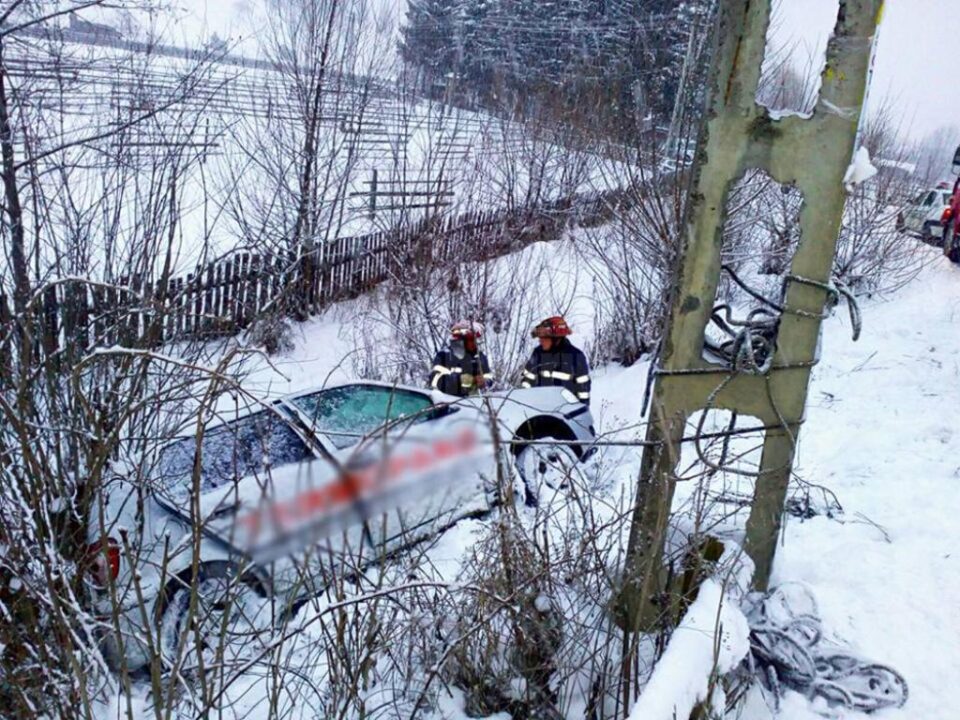 Pompierii au ancorat mașina și au reușit să-i scoată din interior pe cei doi ocupanți în condiții de siguranță