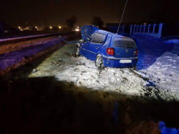 Un autoturism s-a izbit violent într-un tir. Vehiculul greu a dispărut de la fața locului