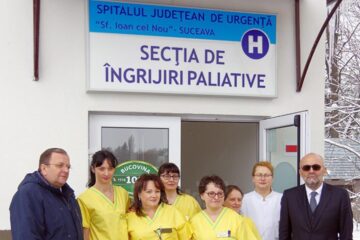 Președintele Gheorghe Flutur, managerul Vasile Rîmbu, directorul de îngrijiri Doina Chirap, cu o parte din colectivul secției de îngrijiri paliative