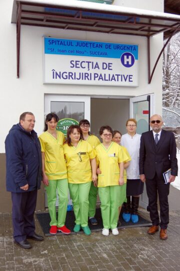 Președintele Gheorghe Flutur, managerul Vasile Rîmbu, directorul de îngrijiri Doina Chirap, cu o parte din colectivul secției de îngrijiri paliative