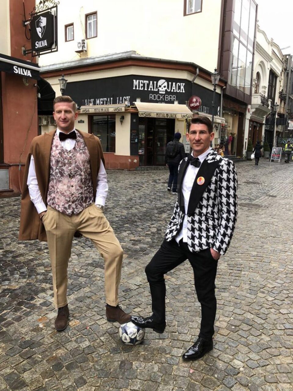 Dorin Goian și Daniel Bălan au pozat în scop caritabil pentru un calendar retro, realizat în sprijinul fundației lui Mihăiță Neșu Dorin Goian și Daniel Bălan au pozat în scop caritabil pentru un calendar retro, realizat în sprijinul fundației lui Mihăiță Neșu