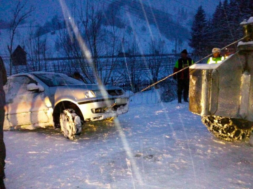 Autoturismul a fost tractat din râpa adâncă cu ajutorul unui transportor