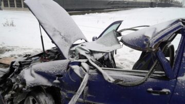 Un autoturism s-a izbit violent într-un tir. Vehiculul greu a dispărut de la fața locului