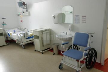 Saloanele sunt cu două, trei și patru paturi, cu toate dotările necesare pacienților imobilizați la pat