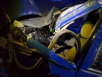 Un autoturism s-a izbit violent într-un tir. Vehiculul greu a dispărut de la fața locului