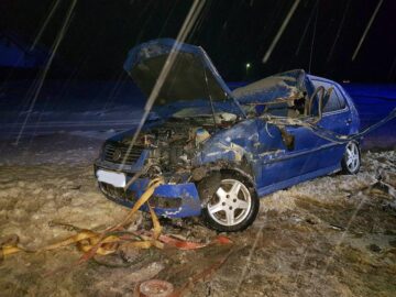 Autoturismul în care se aflau trei tineri s-a izbit în vagonul tirului staționat pe carosabil