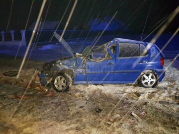 Un autoturism s-a izbit violent într-un tir. Vehiculul greu a dispărut de la fața locului