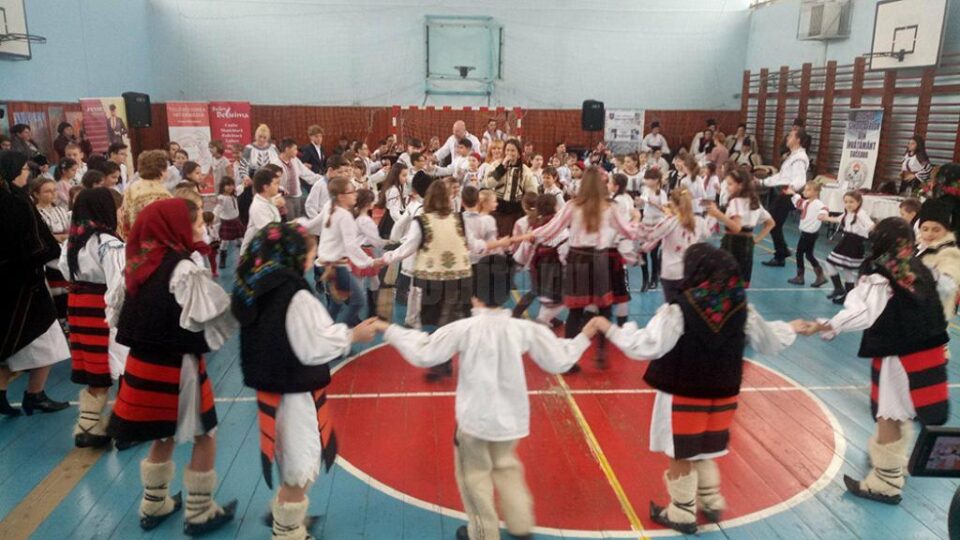 Spectacol la Școala Gimnazială „Bogdan Vodă” Nr. 5 din municipiul Rădăuți