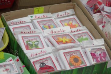 Tarabele cu mărțișoare nu duc lipsă de clienți, chiar de mai sunt câteva săptămâni până la 8 Martie