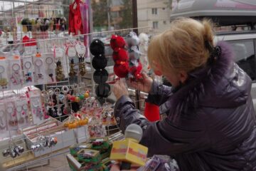 Tarabele cu mărțișoare nu duc lipsă de clienți, chiar de mai sunt câteva săptămâni până la 8 Martie