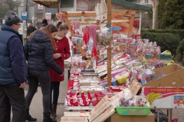 Tarabele cu mărțișoare nu duc lipsă de clienți, chiar de mai sunt câteva săptămâni până la 8 Martie
