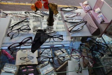 Clienții au la dispoziție o gamă foarte variată de rame de ochelari, pentru toate buzunarele