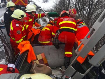 Ambii pasageri din mașina care se deplasa regulamentar au fost găsiți încarcerați. Din păcate, șoferul a decedat