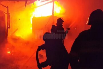 Incendiul a izbucnit la miezul nopții de sâmbătă spre duminică