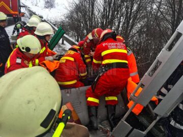 Ambii pasageri din mașina care se deplasa regulamentar au fost găsiți încarcerați. Din păcate, șoferul a decedat