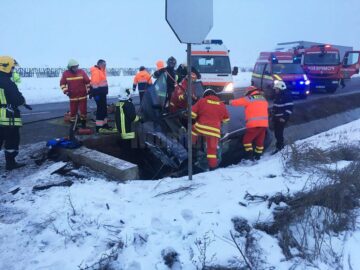 Pompierii au decopertat autovehiculul și l-au extras pe tânărul de 22 de ani