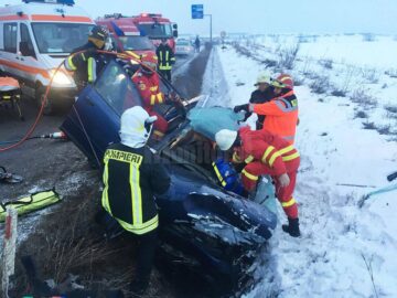 Pompierii au decopertat autovehiculul și l-au extras pe tânărul de 22 de ani