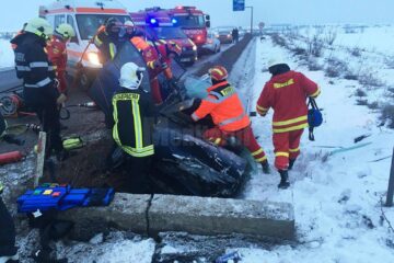 Pompierii au decopertat autovehiculul și l-au extras pe tânărul de 22 de ani