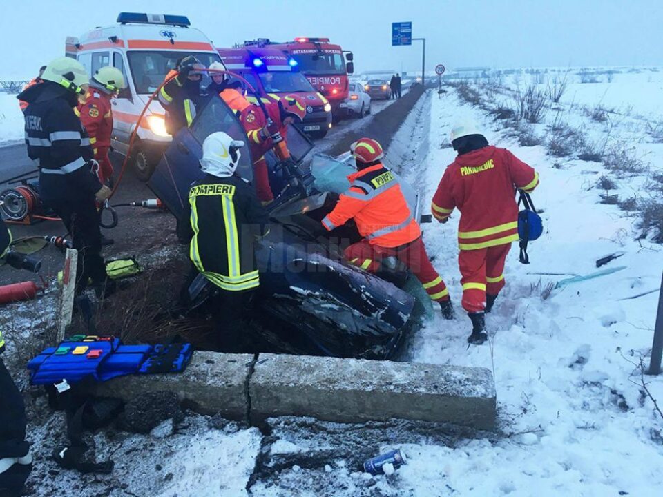 Pompierii au decopertat autovehiculul și l-au extras pe tânărul de 22 de ani