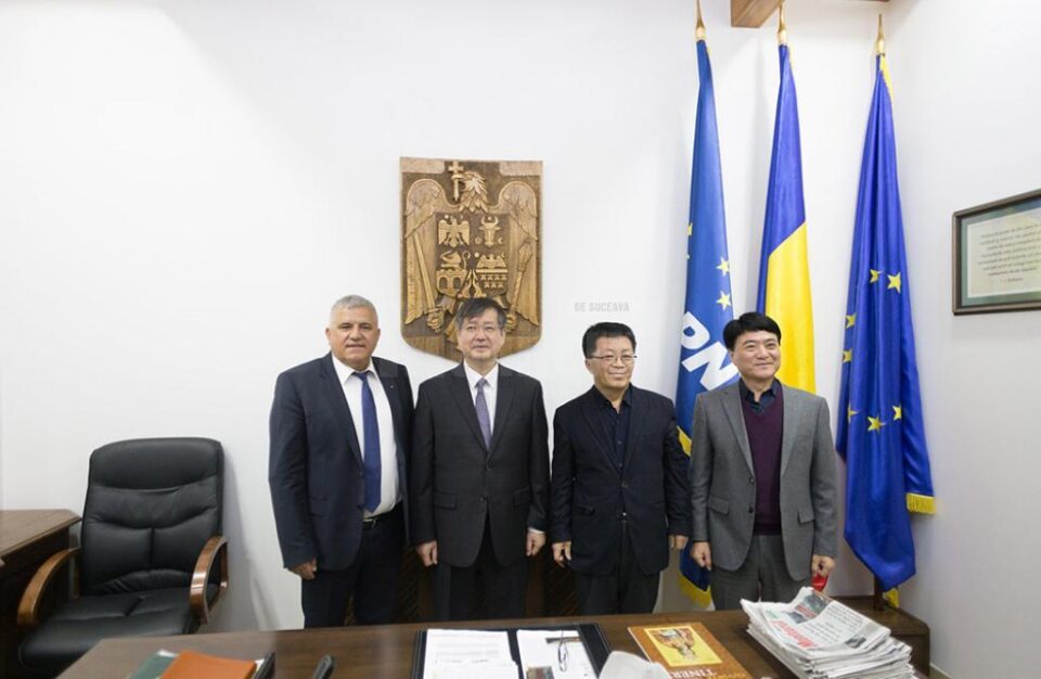 Oamenii de afaceri din Coreea de Sud au venit în județul Suceava la invitația deputatului PNL Dumitru Mihalescul (stânga)