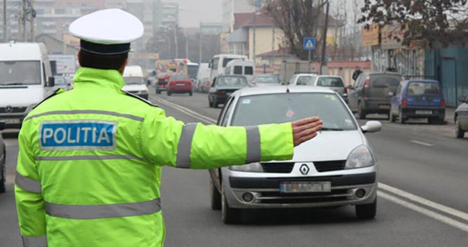 Prins de polițiști după ce a abandonat autoturismul și a luat-o la fugă Prins de polițiști după ce a abandonat autoturismul și a luat-o la fugă