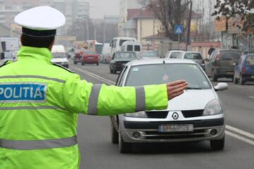 Prins de polițiști după ce a abandonat autoturismul și a luat-o la fugă