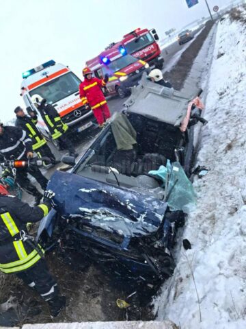 Pompierii au decopertat autovehiculul și l-au extras pe tânărul de 22 de ani