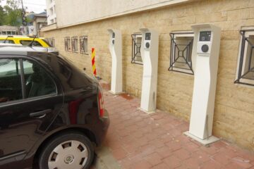 Mașinile electrice au locuri speciale de parcare, în toate zonele unde au fost montate stații de încărcare a lor