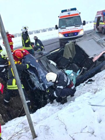 Pompierii au decopertat autovehiculul și l-au extras pe tânărul de 22 de ani