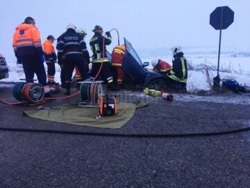 Pompierii au decopertat autovehiculul și l-au extras pe tânărul de 22 de ani