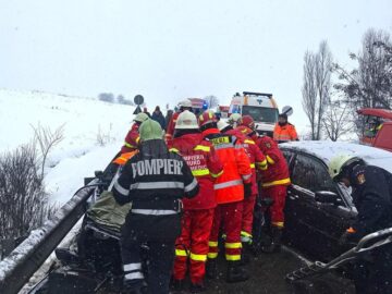 Ambii pasageri din mașina care se deplasa regulamentar au fost găsiți încarcerați. Din păcate, șoferul a decedat