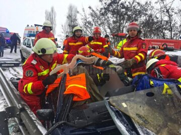 Ambii pasageri din mașina care se deplasa regulamentar au fost găsiți încarcerați. Din păcate, șoferul a decedat