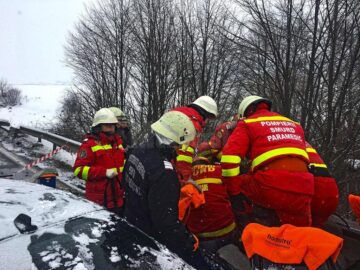 Ambii pasageri din mașina care se deplasa regulamentar au fost găsiți încarcerați. Din păcate, șoferul a decedat