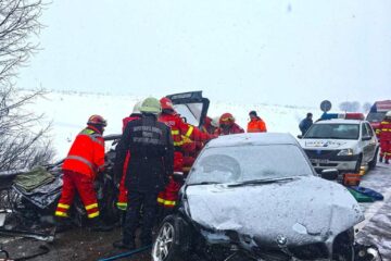 BMW-ul a lovit violent mașina de pe contrasens