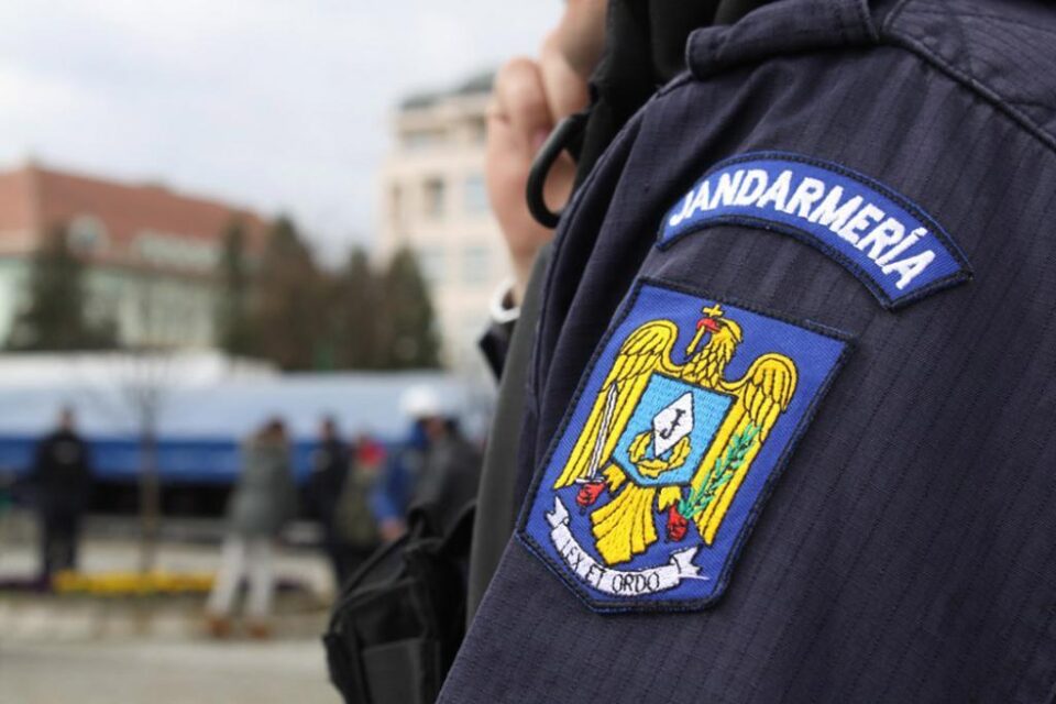 Femeie tâlhărită de un individ în curtea unui locaș de cult