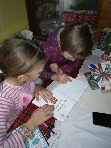 Familia cu cinci copii din Călinești-Enache a fost ajutată de o mulțime de oameni