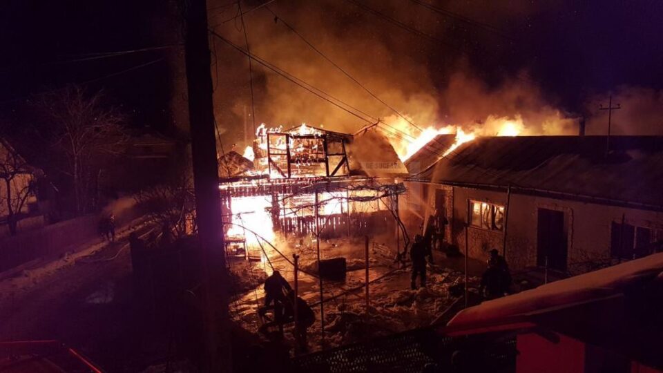 Focul s-a manifestat violent, la construcția din lemn Focul s-a manifestat violent, la construcția din lemn
