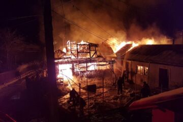 Focul s-a manifestat violent, la construcția din lemn