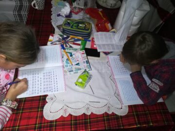 Familia cu cinci copii din Călinești-Enache a fost ajutată de o mulțime de oameni