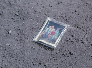 Fotografia lăsată pe Lună de Charles Duke cu membrii propriei familii