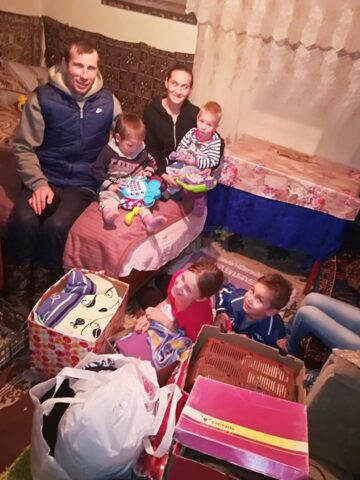 Familia cu cinci copii din Călinești-Enache a fost ajutată de o mulțime de oameni