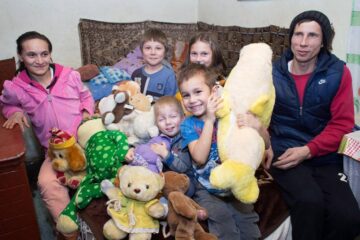 Familia cu cinci copii din Călinești-Enache a fost ajutată de o mulțime de oameni