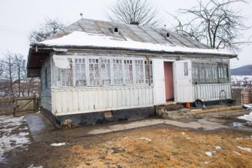 Căsuța în care locuiesc, deocamdată, șapte persoane