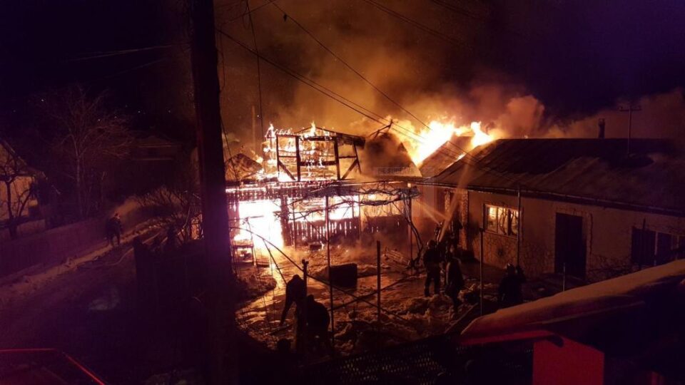 Casa din apropiere a fost în mare parte salvată