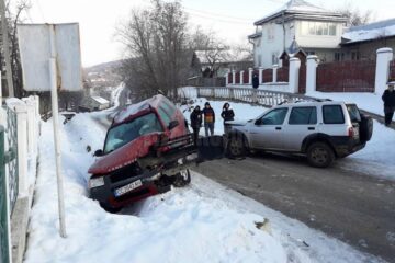 Două autoturisme de teren Land Rover au intrat în coliziune violentă, la Dărmănești