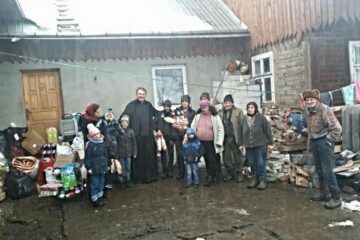 Preotul Ceahlău Gheorghe Gicu venit cu ajutoare, în mijlocul familiei Teodoru din Grănicești