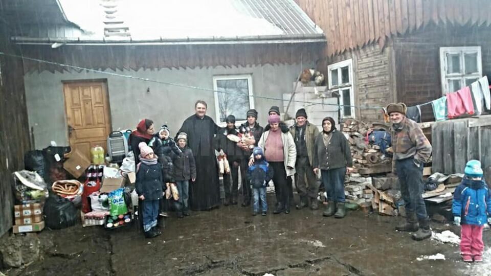 Preotul Ceahlău Gheorghe Gicu venit cu ajutoare, în mijlocul familiei Teodoru din Grănicești Preotul Ceahlău Gheorghe Gicu venit cu ajutoare, în mijlocul familiei Teodoru din Grănicești